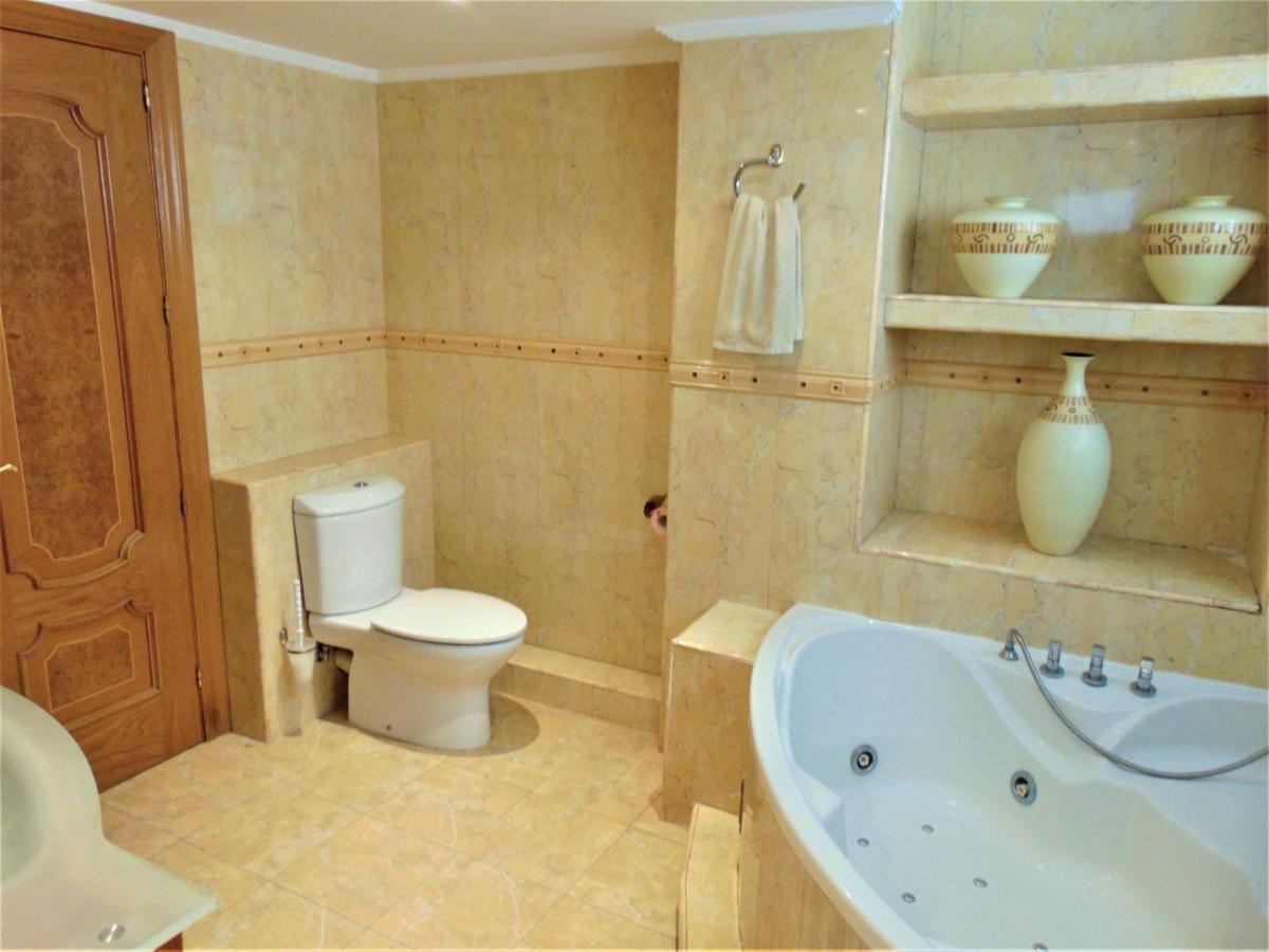 Beachfront, Two Bed- & Bathrooms, Private Parking Fuengirola Exterior foto